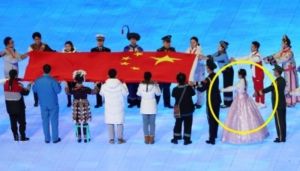 ▲北京冬奧開幕式找來50多個少數民族的代表來傳遞五星旗,其中就有人身穿韓服。(圖擷自微博) ▲北京冬奧開幕式找來50多個少數民族的代表來傳遞五星旗,其中就有人身穿韓服。(圖擷自微博)