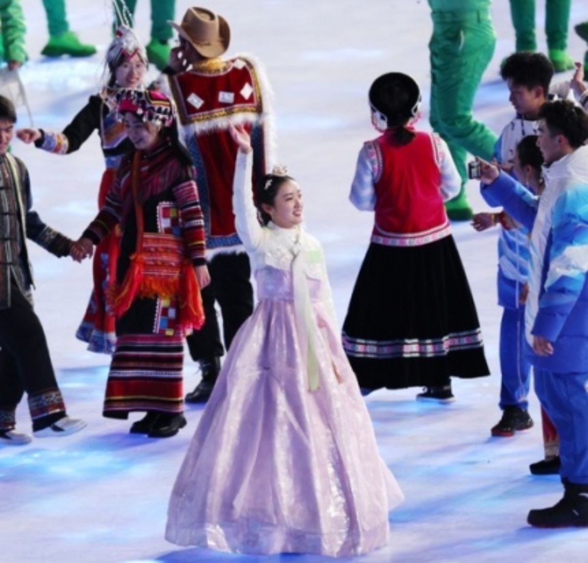▲北京冬奧開幕式上，身穿韓服的少女引發中韓網友論戰。（圖／翻攝自微博）