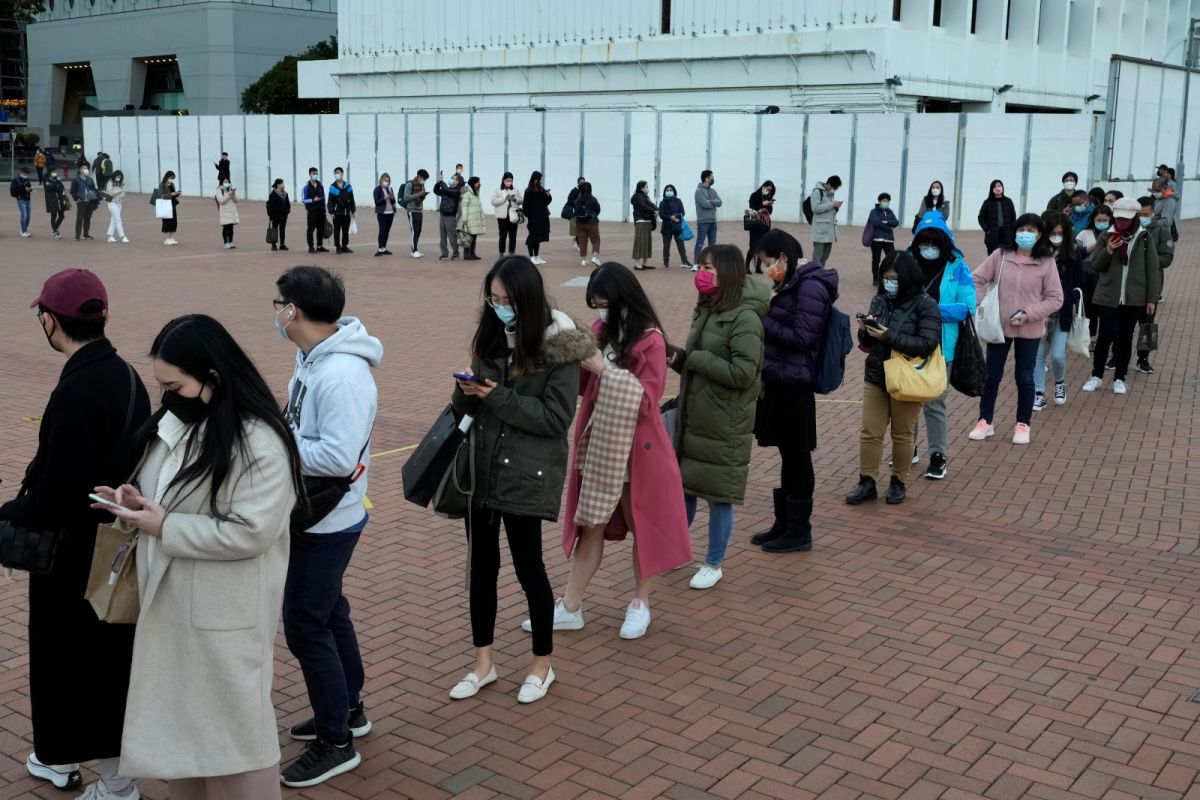 ▲據香港媒體報導，當地今天新增1325宗COVID-19（2019冠狀病毒疾病）確診案。圖為香港民眾排隊接受檢測。（圖／美聯社／達志影像）