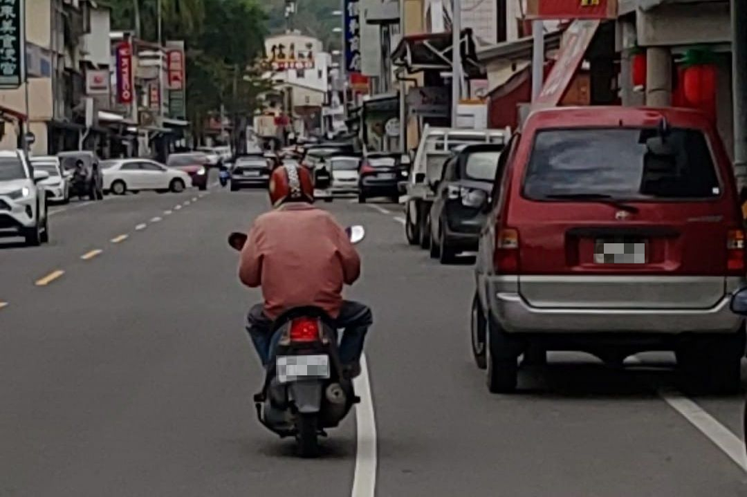 阿伯喊「不要這隻狗」馬路丟包紅貴賓 牠狂追車結局曝光