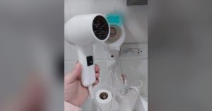 ▲有位女網友抱怨飯店吹風機「超難用」,畫面曝光更是掀起共鳴。(圖/翻攝爆怨公社) ▲有位女網友抱怨飯店吹風機「超難用」,畫面曝光更是掀起共鳴。(圖/翻攝爆怨公社)