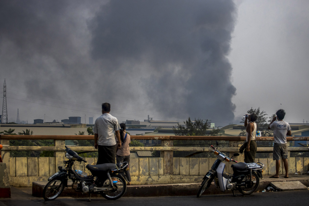 ▲緬甸軍政府殘酷滅村，村民只能遠望自己的房屋被燒毀。（圖／美聯社／達志影像）