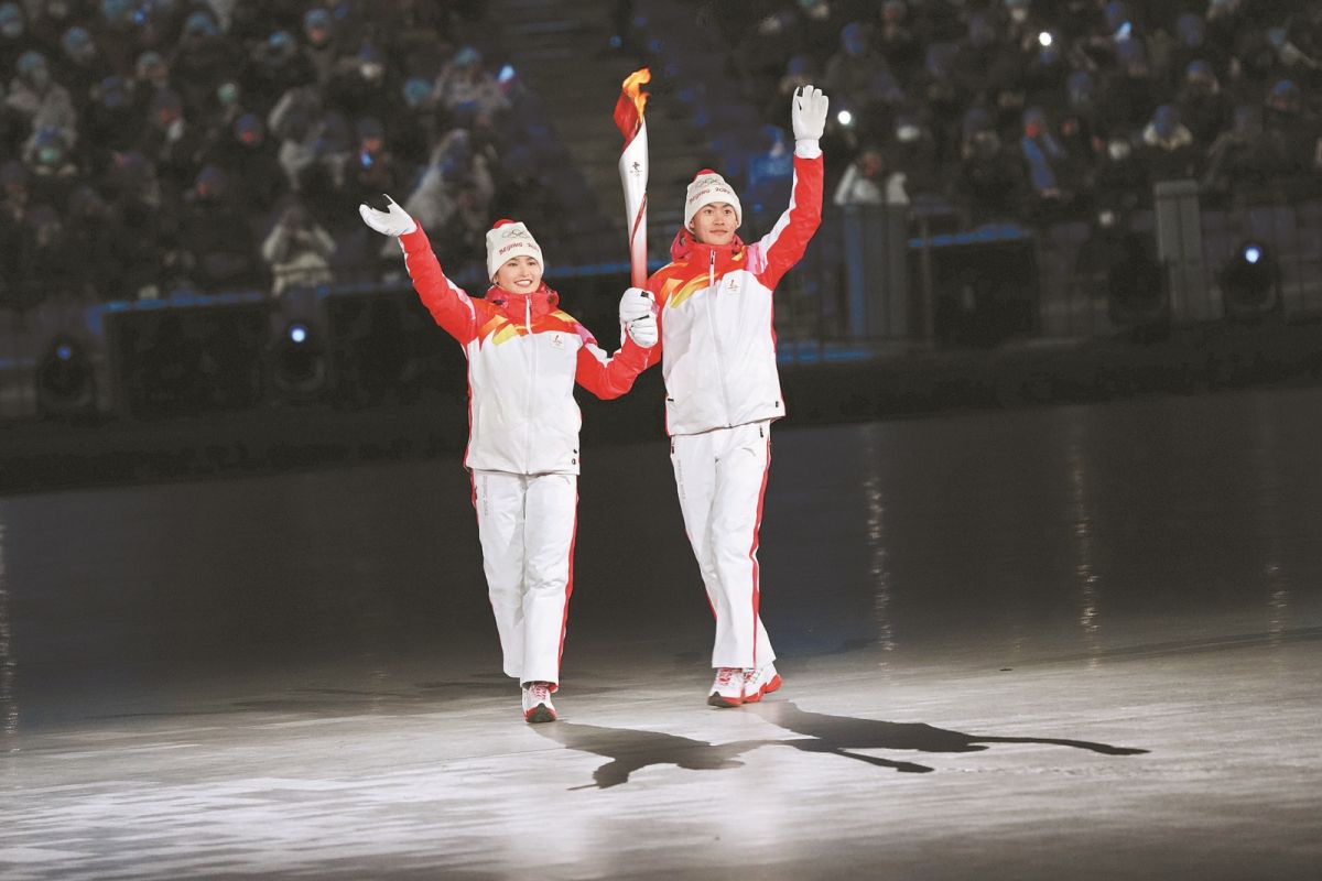 ▲北京冬季奧運4日舉行開幕式，最後兩名火炬手有一人是來自新疆的迪妮格爾．衣拉木江（左）。（圖／翻攝自搜狐）