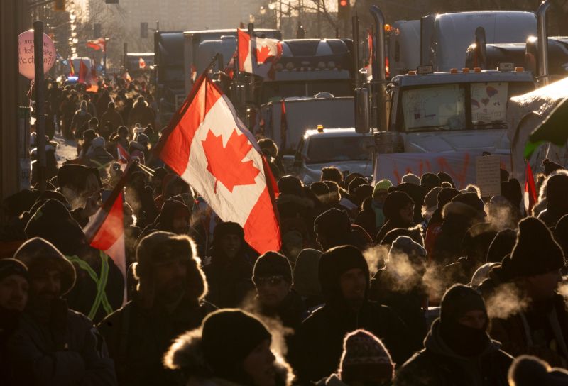 ▲加拿大政府表示，將於10月1日起對入境旅客解除所有COVID-19（2019冠狀病毒疾病）防疫限制，並且取消篩檢、檢疫及隔離要求。加拿大國旗。（圖／美聯社／達志影像）