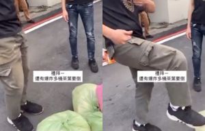 ▲影片中的男子用腳踢要倒掉的茶葉垃圾。（圖／翻攝自《Dcard》）
