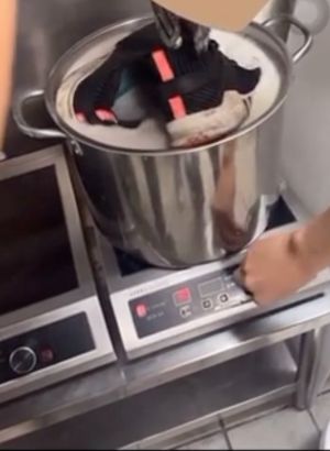 ▲某手搖飲店的員工將髒運動鞋丟入鐵鍋中煮。（圖／翻攝自《Dcard》）