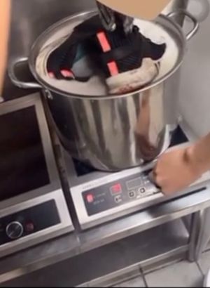 ▲某手搖飲店的員工將髒運動鞋丟入鐵鍋中煮。(圖/翻攝自《Dcard》) ▲某手搖飲店的員工將髒運動鞋丟入鐵鍋中煮。(圖/翻攝自《Dcard》)