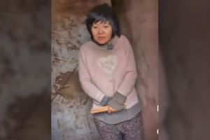 ▲中國江蘇徐州1名生下8名子女的女子，被關在破屋並拴上鐵鍊的影片，在網路社群中引發大量關注，驚動中國官方。（圖／翻攝自微博）