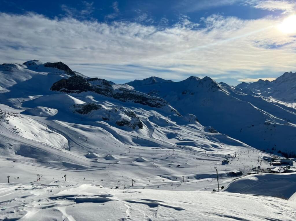 ▲奧地利當局6日表示，當地3天內發生超過100次的雪崩。有一群瑞典的滑雪客跟著高山嚮導去越野滑雪，他們在鄰近瑞士邊界的城鎮伊施格爾（圖）附近遇上雪崩，賠上了性命。（圖／翻攝自ischgl.paznaun臉書）
