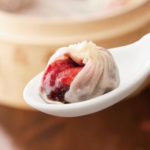 ▲日本鼎泰豐推出的「草莓小籠包」，裡面包著國產的草莓。（圖／IG帳號din_tai_fung_japan）