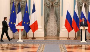▲法國總統馬克宏在克里姆林宮與俄羅斯總統蒲亭展開會談。（圖／美聯社／達志影像）