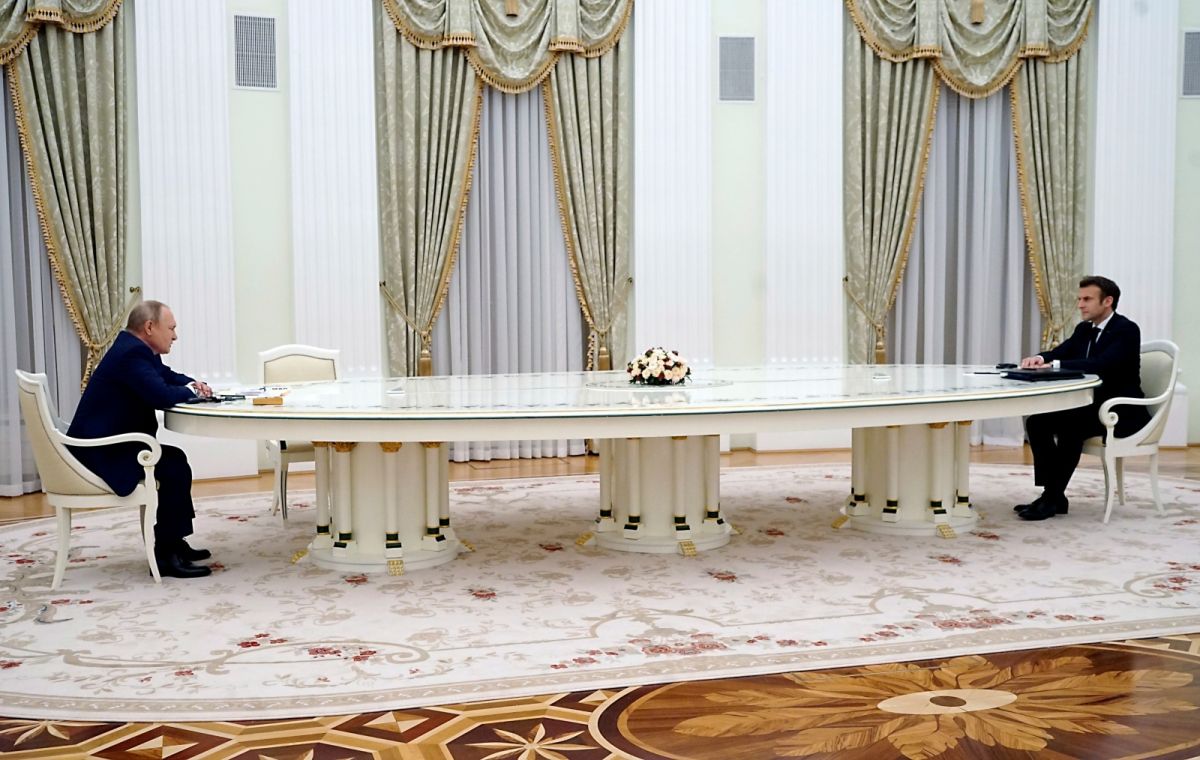 俄法元首會談烏克蘭　4公尺長桌成網友迷因素材
