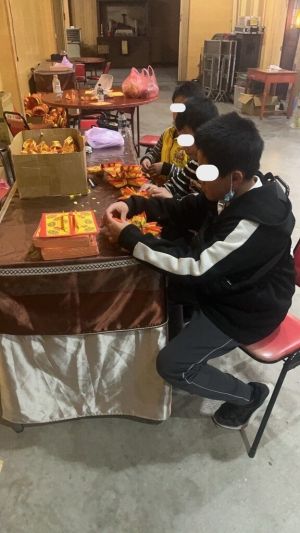 ▲苗栗縣泰安鄉謝姓單親父過年期間因病驟逝，留下年邁母親與3名年幼子頓失所依，苗栗縣大湖聖顯協會第一時間伸援，認捐棺木、誦經等費用，同時也募集善款，資助3名幼子未來生活及教育經費。（苗栗縣大湖聖顯協會提供）中央社記者管瑞平傳真 111年2月7日