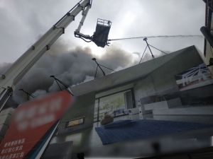 ▲新北市泰山區一家傢俱展示場在8日上午傳出火警，濃密黑煙竄升天際。、圖／翻攝畫面）
