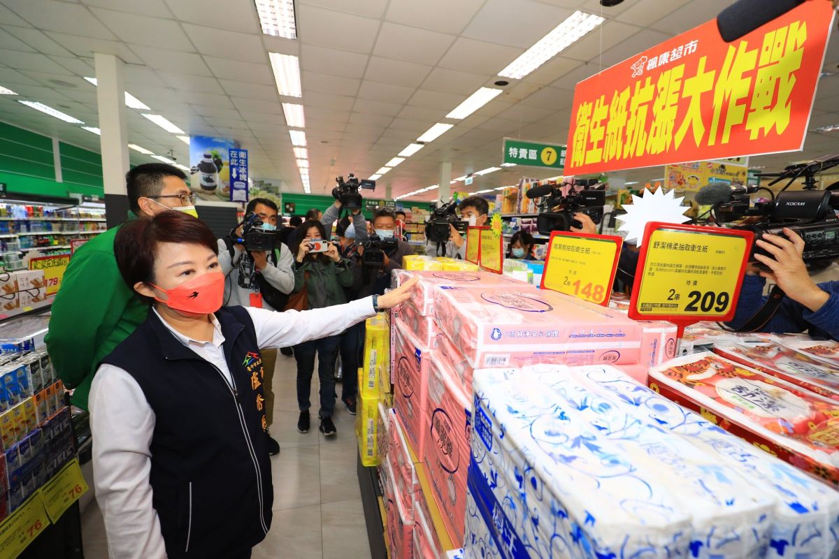▲市長盧秀燕率隊視察超市，關心雞蛋及衛生紙供應情形(圖／柳榮俊攝2022.2.8)