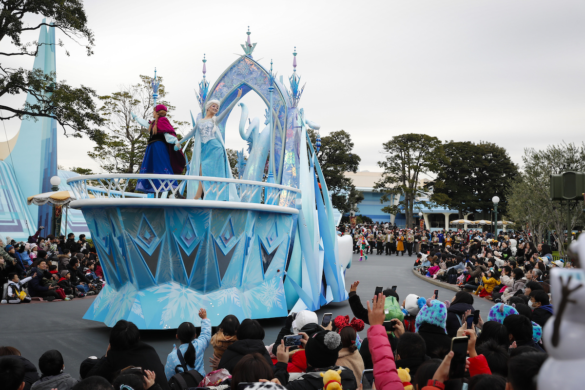 ▲東京迪士尼是國人旅遊熱點。圖為2019年東京迪士尼耶誕節遊行表演。（圖／美聯社／達志影像）