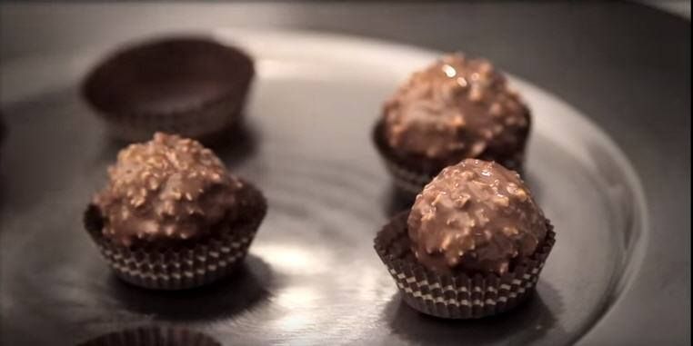 ▲對許多人來說，十多年未變的金莎，是年少時戀愛的滋味。（圖／取自「Ferrero Rocher」粉專）