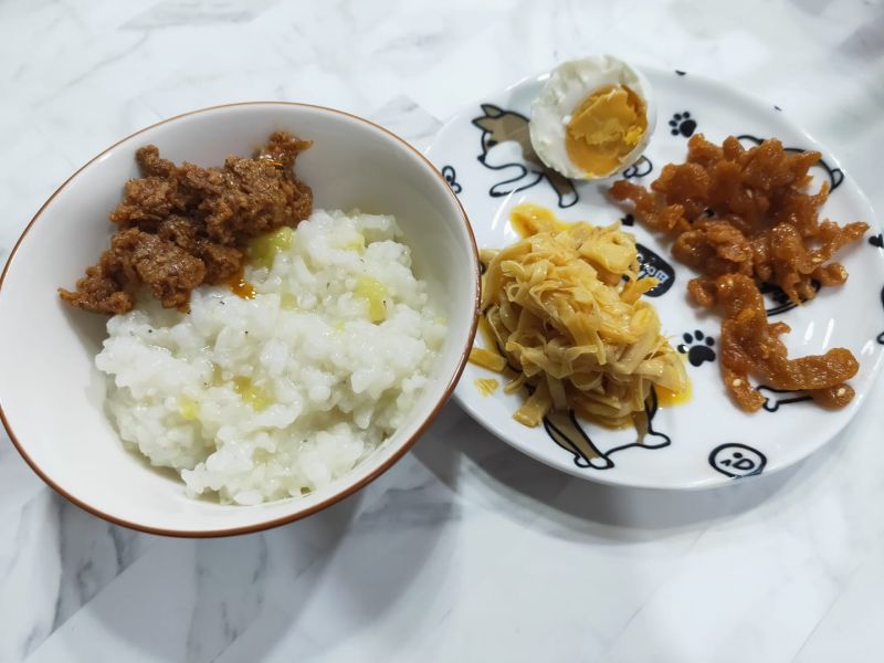 ▲網友分享自己叫不出稀飯配菜豆棗（盤子紅色的）的名字，都稱為是「甜甜的」，意外引發共鳴。（圖/爆廢公社）