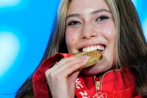▲美國出生的18歲滑雪選手谷愛凌（Eileen Gu）代表中國隊拿下北京冬奧金牌。（圖／美聯社／達志影像）