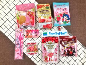 ▲全家有不少草莓口味的巧克力，買指定樂事商品加送心心相印造型吸管。（圖／全家提供）