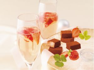 ▲結合莓香及微醺香檳的「草莓香檳生巧克力」售價560元，台中店限定。（圖／ROYCE'提供）