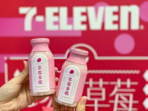 ▲7-ELEVEN以「珍愛草莓」全新主題，推出近百款草莓季限定商品，圖為台東初鹿草莓拿鐵(售價35元)。（圖／7-ELEVEN提供）