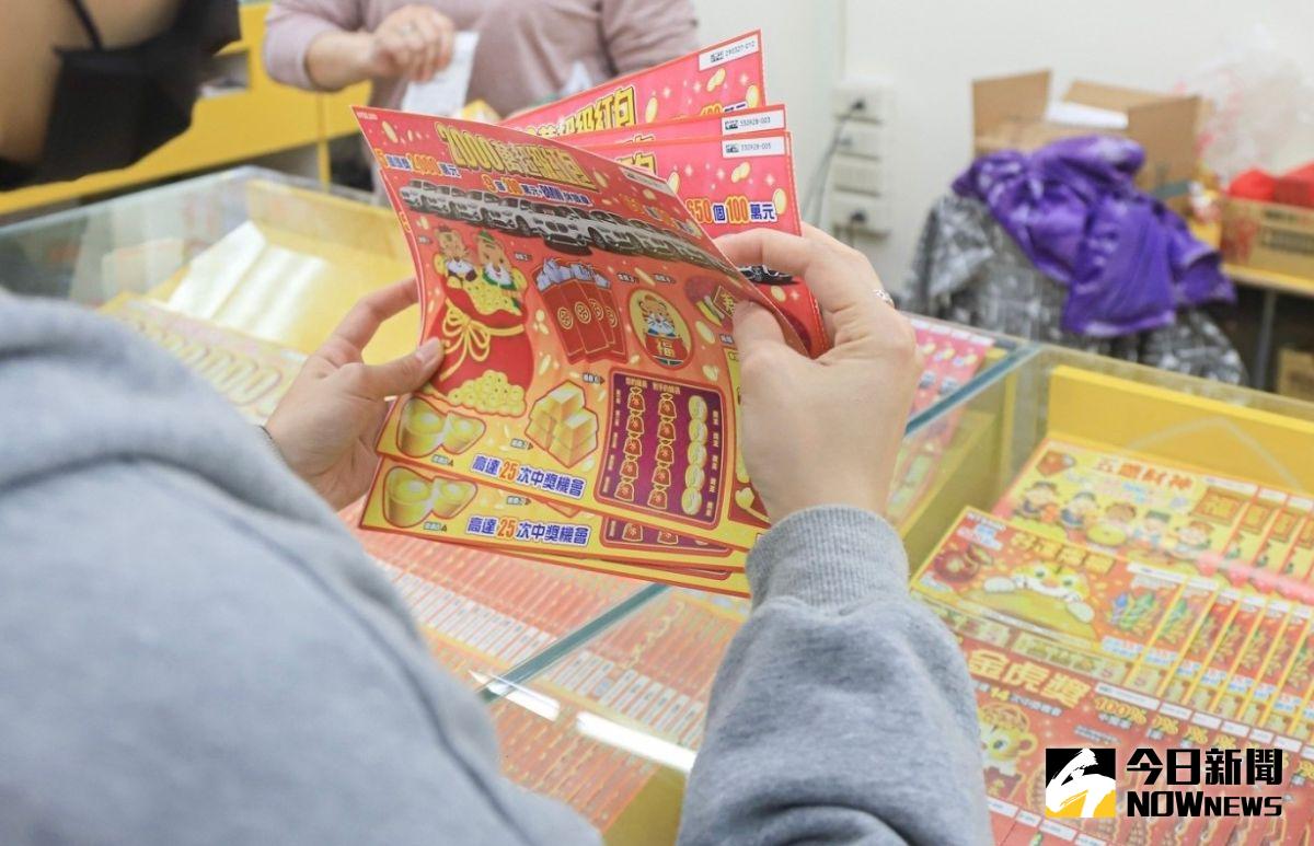 ▲台彩每年新春都會推出多款新年刮刮樂，像是搶手的2000萬超級紅包，已經有不少人開刮。（圖／記者葉政勳攝）