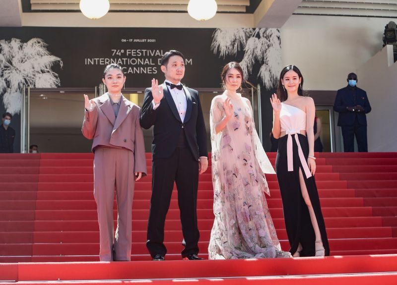 ▲袁子芸（右一）因為演出《在車上》站上了坎城紅毯，由左至右依序為三浦透子、導演濱口竜介、霧島麗香、袁子芸。（圖／東昊提供）