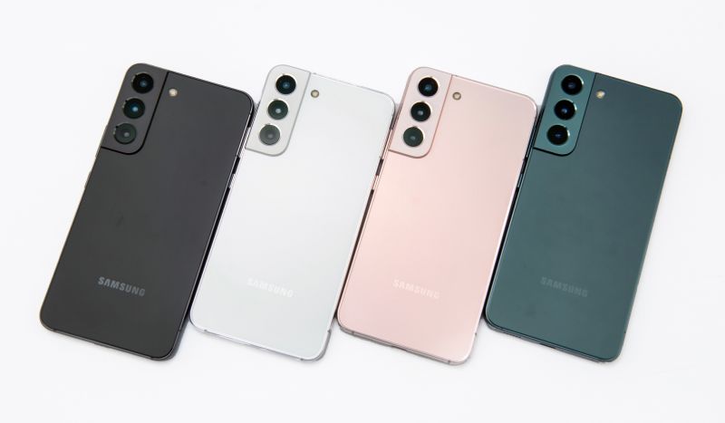 ▲S22+、S22採用線性鏡頭配置，有粉金、綠、白、黑4色。（圖／三星提供）