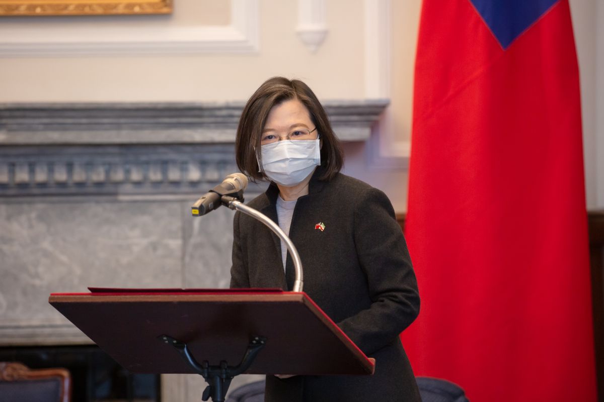 ▲英國女王伊莉莎白昨(20)日確診新冠肺炎,對此,總統蔡英文也祝福「早日康復」。(圖/總統府提供)