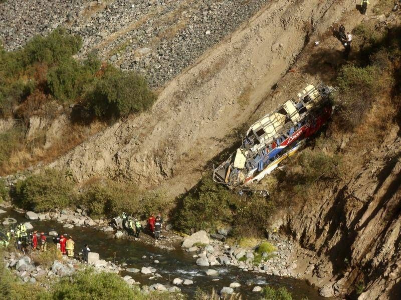 ▲秘魯當局表示，一輛巴士在秘魯北部出車禍墜谷，造成至少20死30傷，死者包括一名4歲女童。（圖／翻攝自Area News）