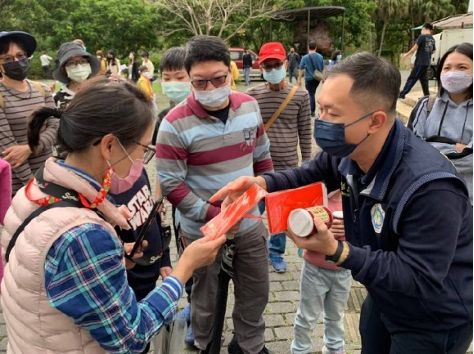 逾期外來人口接種疫苗　臺東移民署宣導找來吉祥物
