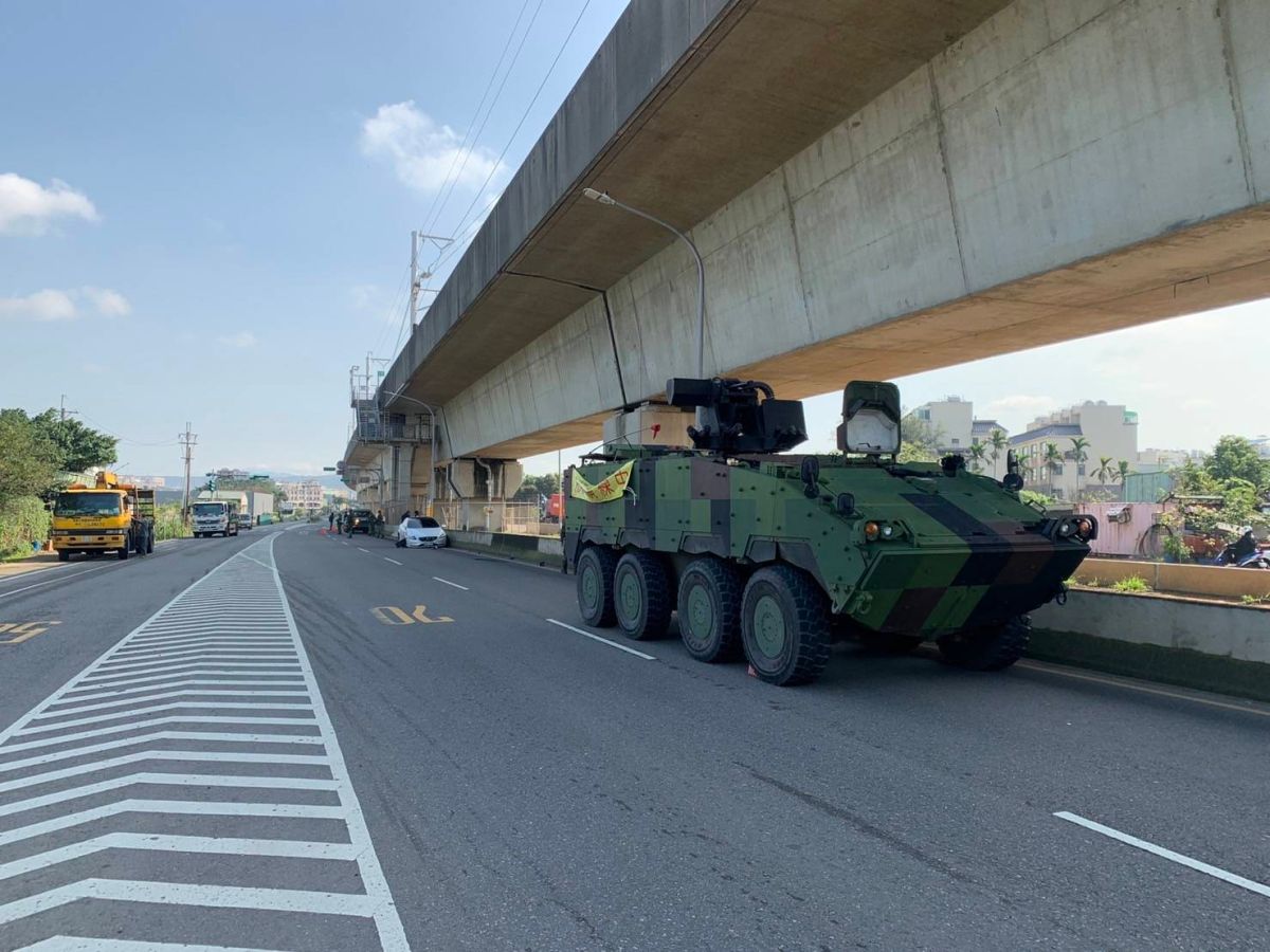 ▲陸軍六軍團一部雲豹甲車今天上午與一輛民用自小客發生擦撞。（圖／蘆竹分局提供）