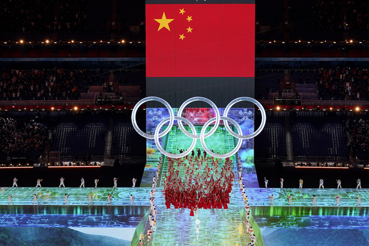 ▲北京冬奧賽事行程才要過半，就連連爆出爭議，看得出來近來大行「戰狼外交」的中國似乎也毫無遮掩，在冬奧賽事場上展現「狼性」。（圖／美聯社／達志影像）