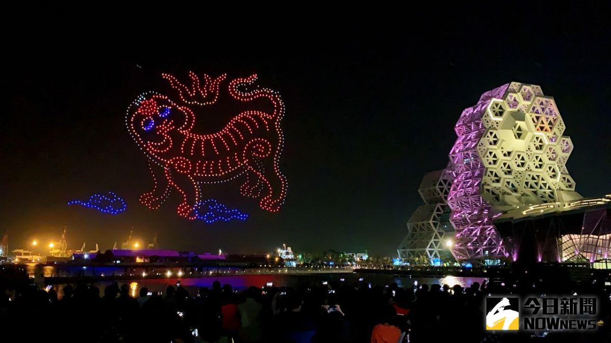 ▲台灣燈會在高雄1500台無人機展演「聚光台灣 虎星高照」，驚豔高雄夜空。（圖／記者陳美嘉攝）