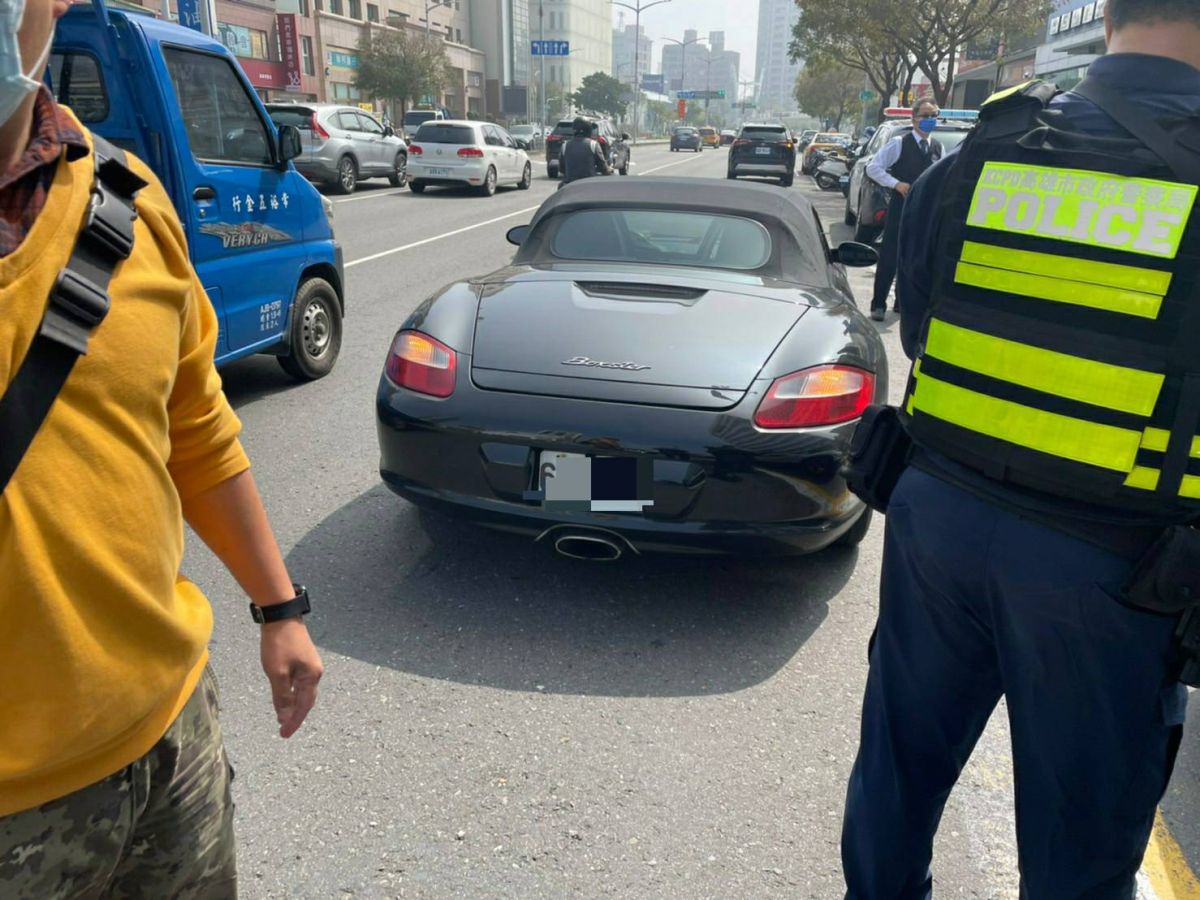 ▲葉男日前開著登記在前妻名下的保時捷跑車，到博愛一路上的彰化銀行高雄博愛分行搶劫。(圖／記者郭凱杰翻攝)