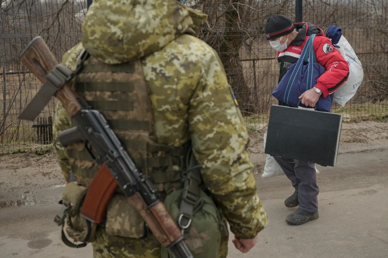 ▲烏克蘭警告俄羅斯準備攻擊烏東，烏克蘭官員敦促東部居民利用最後機會撤離。圖為先前烏東地區人民扛行李通過檢查哨。（圖／美聯社／達志影像）
