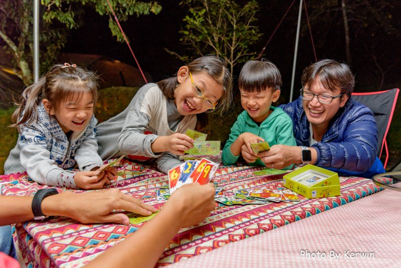 ▲露營時想讓小孩乖乖待在室內，桌遊是一大功臣。（圖／取自「爸趣外露」）