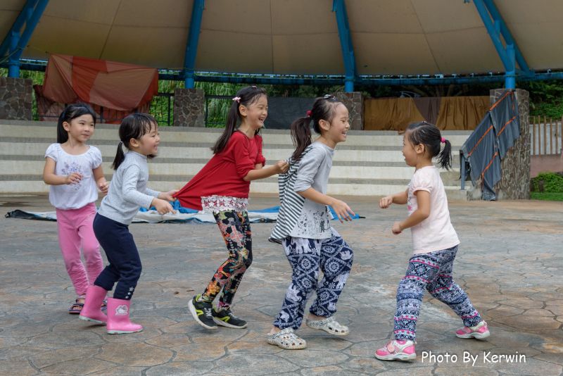 ▲簡單的「老鷹抓小雞」就能讓小孩玩到樂不可支。（圖／取自「爸趣外露」）