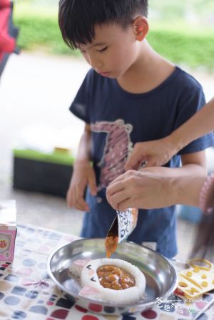 ▲露營時每一件事對孩子來說都是有趣的體驗，像是讓孩子用卡通造型飯模自己做午餐。（圖／Kerwin提供）