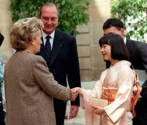 ▲清子積極履行皇室職務，結婚之前也常出國訪問。圖為前往法國，與法國已故總統席哈克（Jacques Chirac）的遺孀貝娜黛特．席哈克（Bernadette Chirac）會面。（圖／美聯社／達志影像）