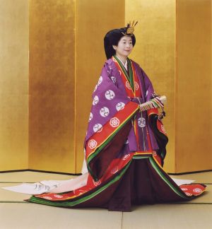 ▲時任日本皇后美智子讓清子穿上了自己曾穿過的「十二單」出席婚禮。（圖／美聯社／達志影像）