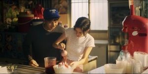 ▲小煜（左）與女主角在冰店甜蜜互動。（圖／楊奇煜YouTube）