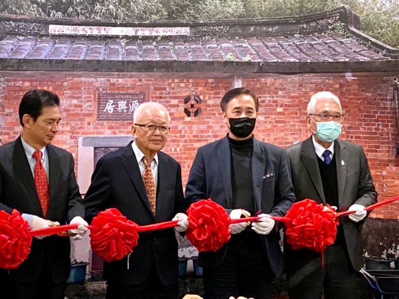 ▲源興居生技股份有限公司董事長劉泰英（左二），及總經理黃世榮（右二）為源牛火鍋揭幕，現場重量級貴賓雲集。（圖／記者蕭涵云攝）