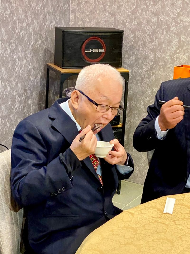 ▲劉泰英現場品嚐清燙源興牛。（圖／記者蕭涵云攝）