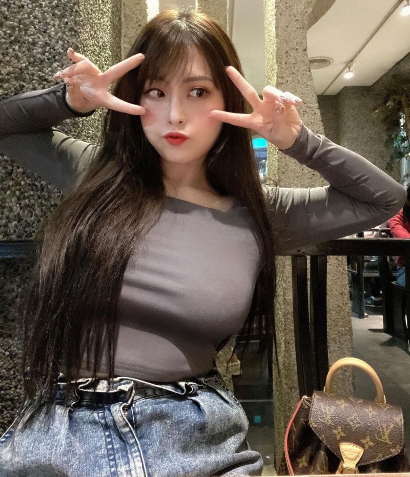 網美弄頭髮「只穿蕾絲胸罩」！設計師低頭 後面還有客人 娛樂 NOWnews今日新聞