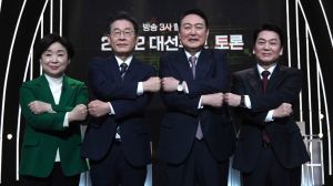 南韓第20屆總統選人由左至右為沈相奵、李在明、尹錫悅、安哲秀，於2月3日參加由三大電視台KBS、MBC、SBS主辦的政見辯論會。（美聯社）