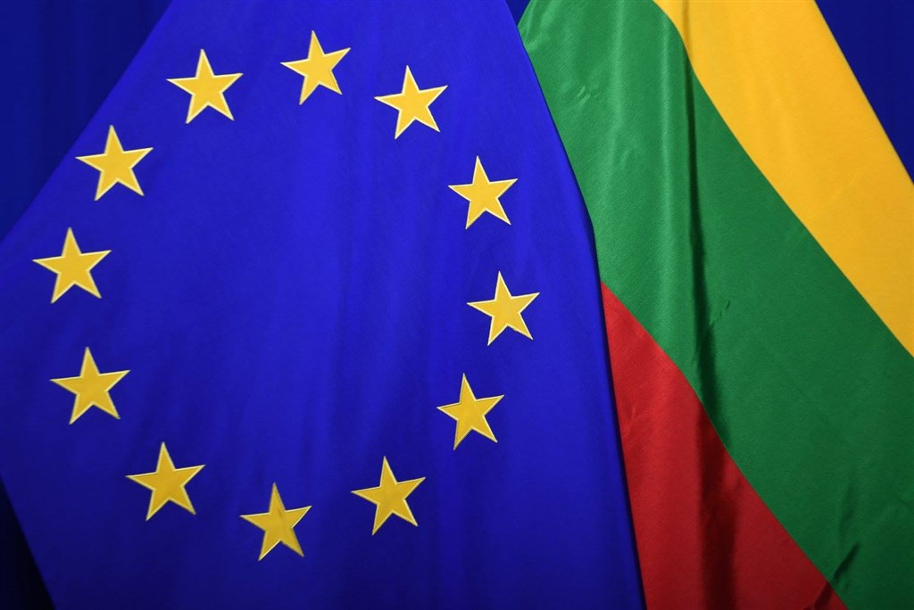 ▲歐洲聯盟近一個月2度為了立陶宛和歐洲企業遭打壓，在世界貿易組織對中國提出訴訟。圖左為歐盟旗幟，右為立陶宛國旗。（圖／翻攝EuropeanCommission臉書）
