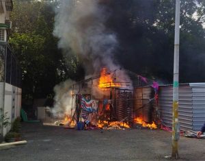 鹽水蜂炮偷跑開炸？炮城引燃起火燃燒　波及路旁2車
