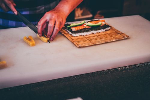 壽司、師傅、日本(圖/取自pixbay) ▲內行網友提到,若能和高級壽司店的師傅混熟,常能從他口中獲取各種小道消息。(圖/取自pixbay)